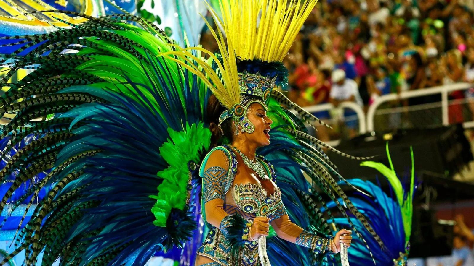 Dados mostram que mais de 280 mil estrangeiros devem curtir Carnaval no Brasil; SC está entre os destinos