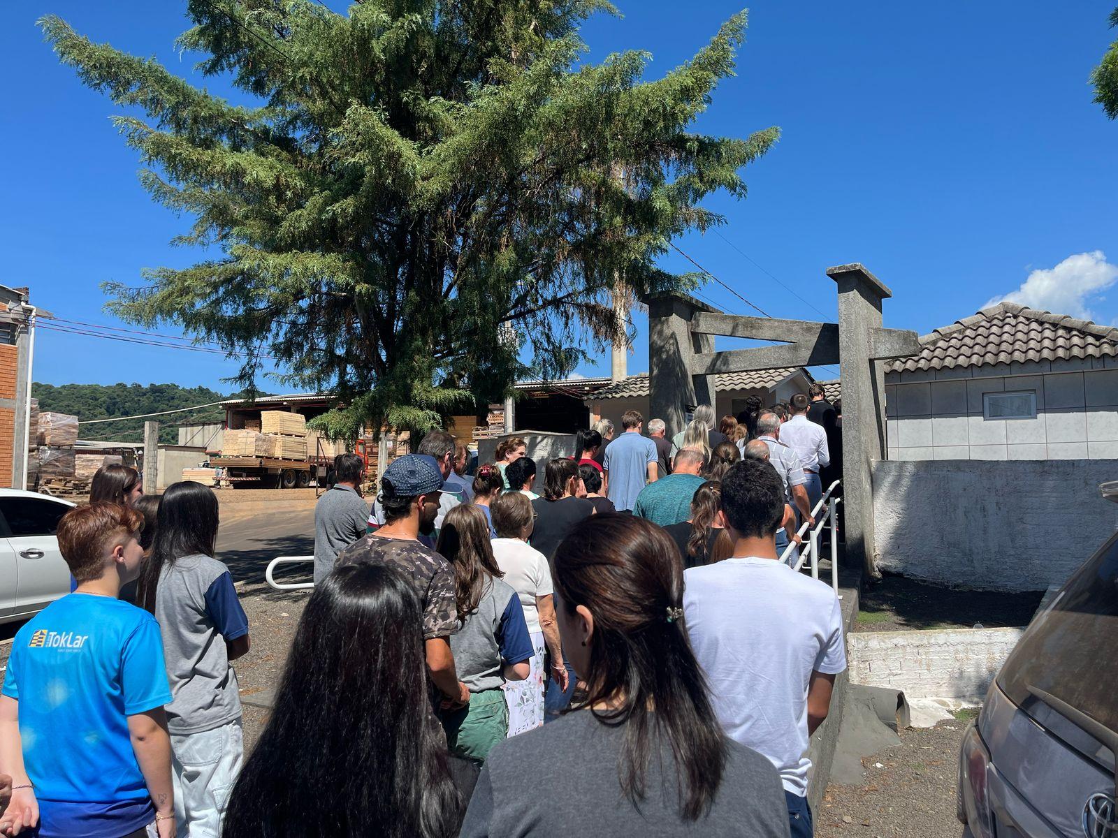 Despedida de jovem vítima de acidente de trânsito é marcada por grande comoção