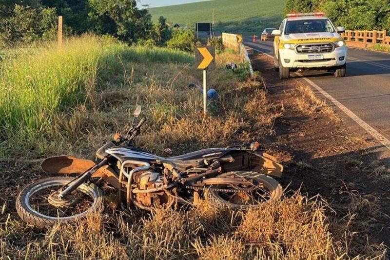 Motociclista sem CNH morre após bater em guard-rail na SC-155