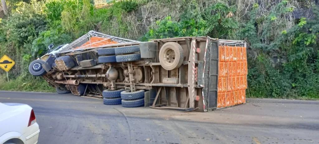 Tombamento de caminhão é registrado na SC-155, em Xavantina