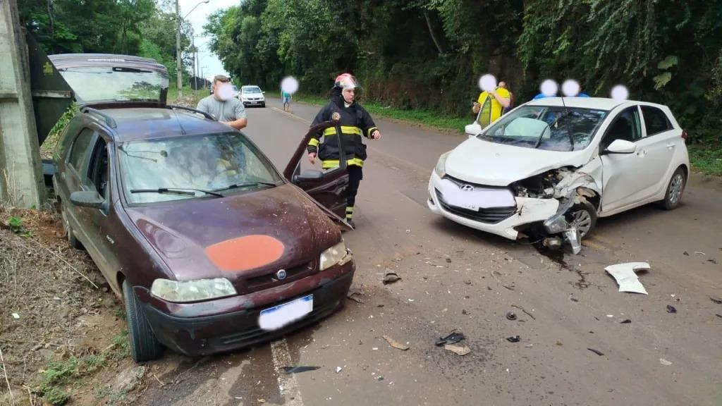 Veículos colidem na SC-154 em Arabutã