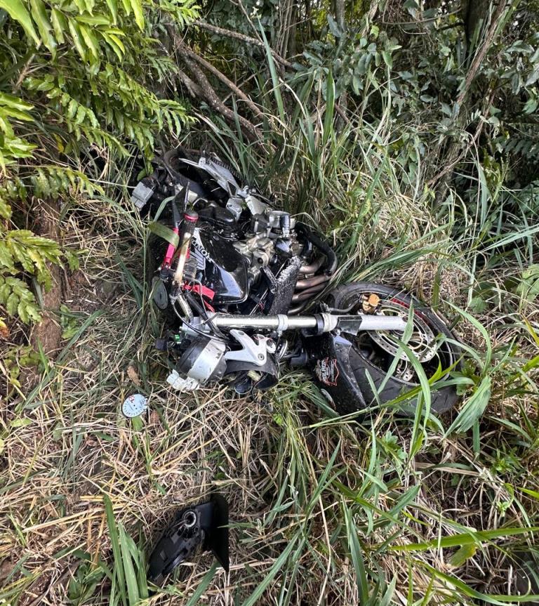 Casal em motocicleta fica gravemente ferido após acidente em Águas de Chapecó