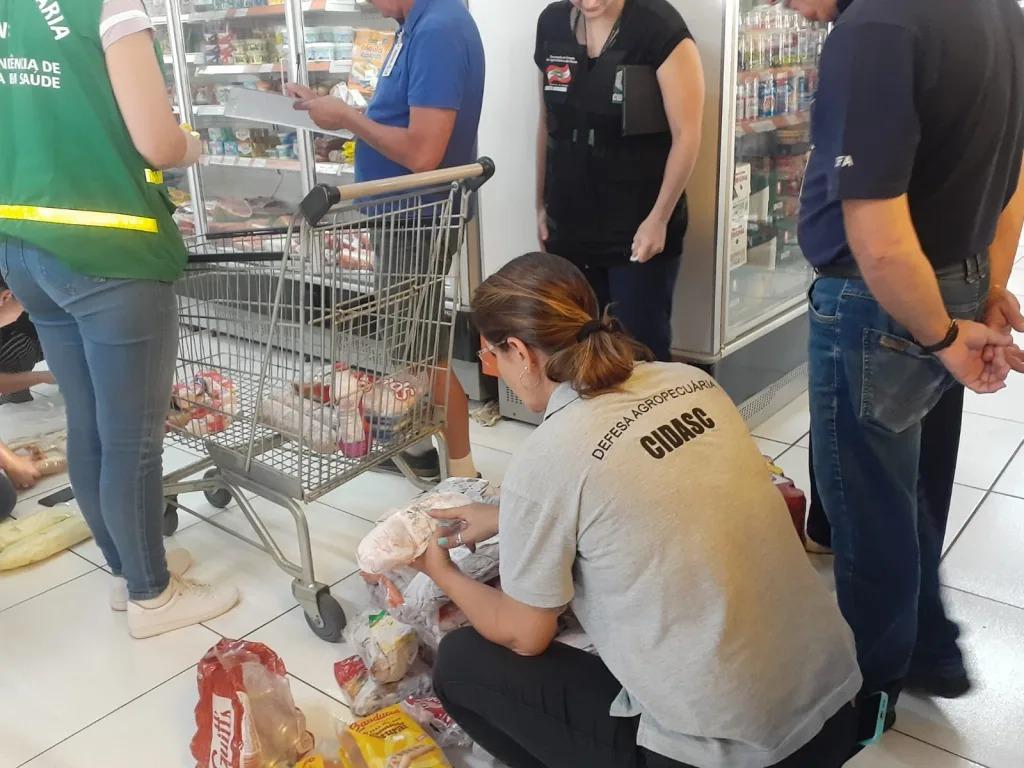 Fiscalização do POA apreende alimentos vencidos e irregulares em Seara e Xavantina