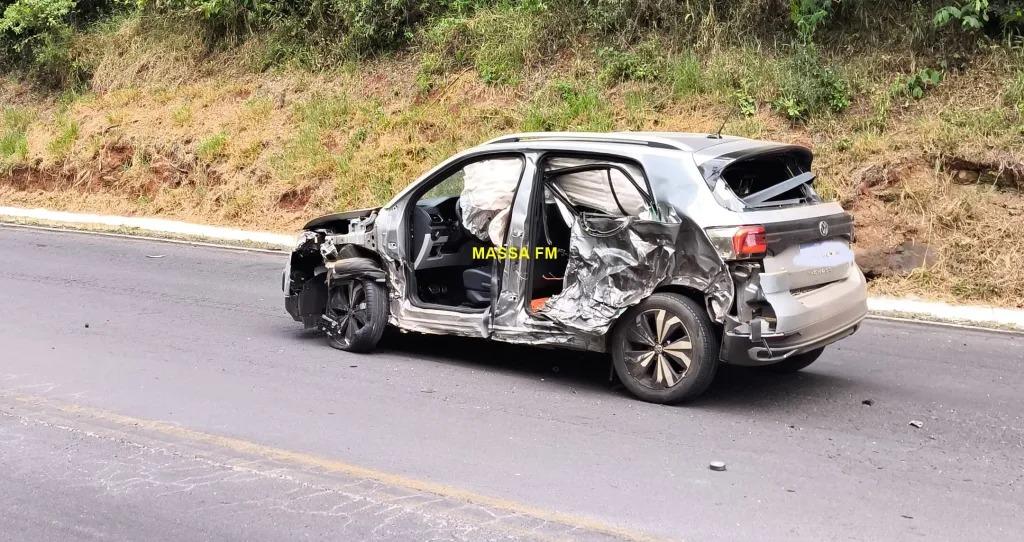 Grave acidente envolve dois caminhões e um carro na BR-153