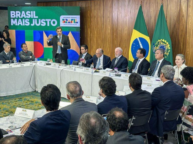 Lula assina projeto que isenta IR para quem recebe até R$ 5 mil