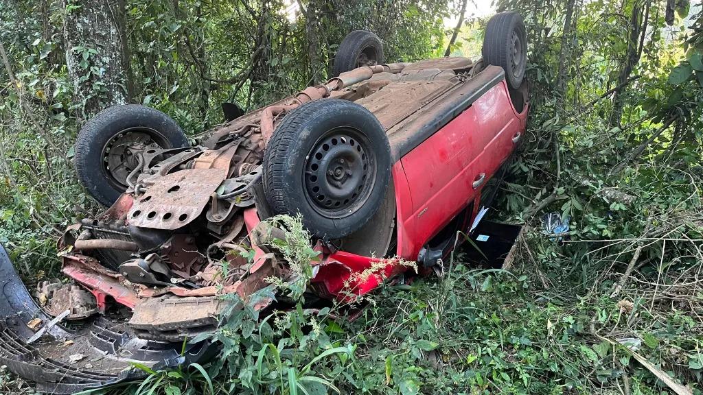 Veículo sai da pista e capota na SC-283 em Seara