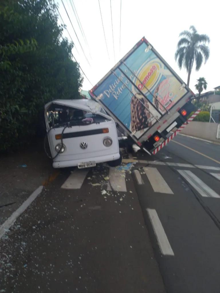 Veículo sem freios tomba parcialmente e atinge carros na rua Sete de Setembro, em Seara