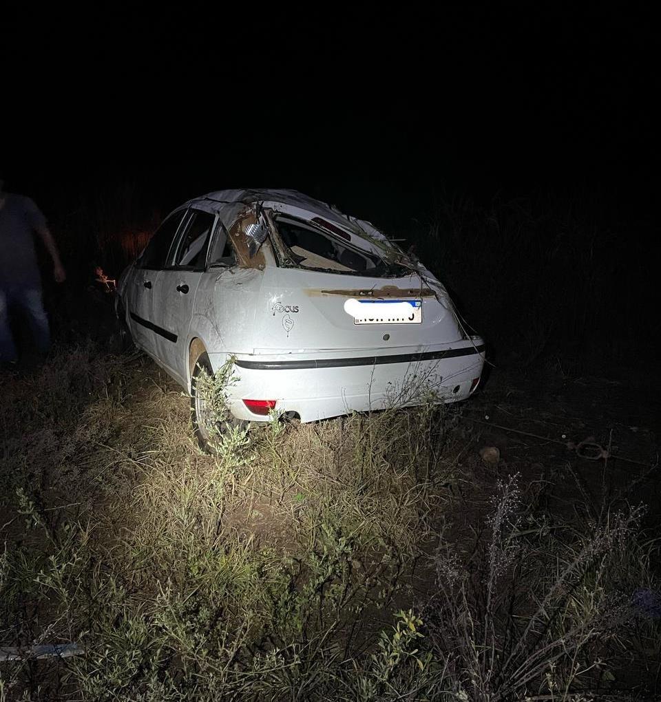 Vítimas são ejetadas de automóvel em capotamento na SC-480