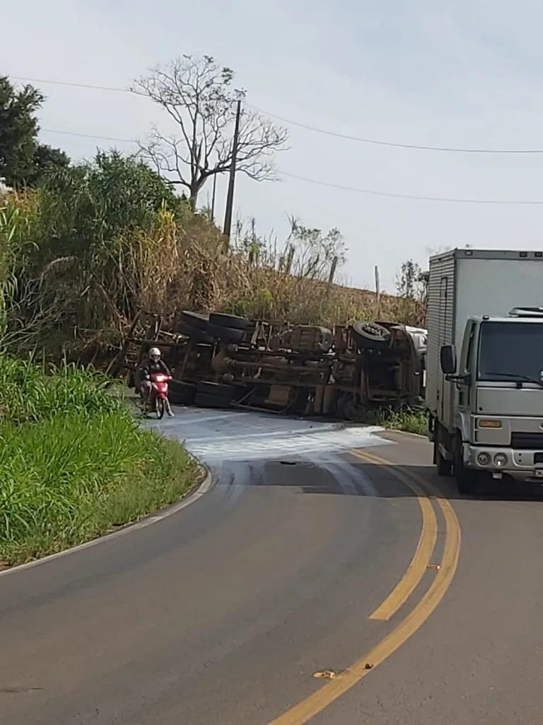 Caminhão leiteiro tomba na SC 155, em Xavantina