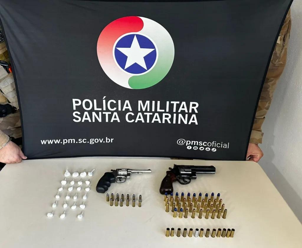 Homem é preso por porte ilegal de arma de fogo e tráfico de drogas em Chapecó
