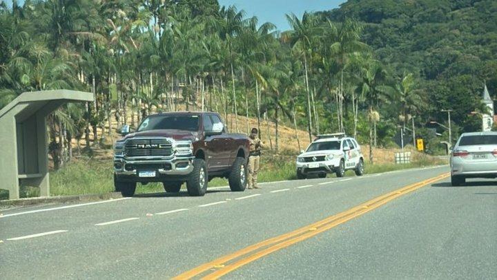 Homens invadem concessionária, rendem funcionários e fogem com nove veículos