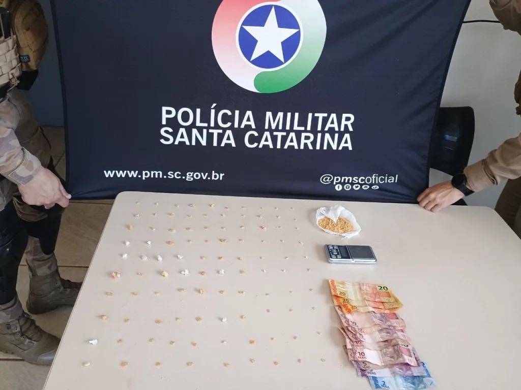 Mulher de 29 anos é presa por tráfico de drogas em Chapecó