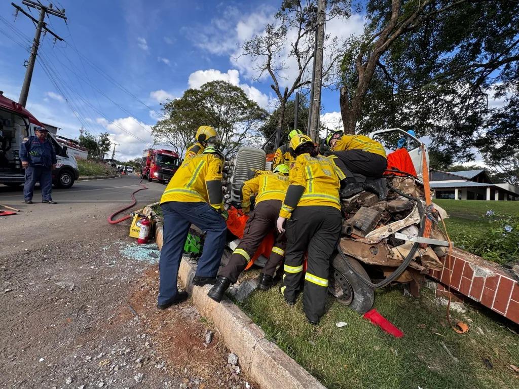 Choque em poste deixa veículo destruído e condutor gravemente ferido em Chapecó