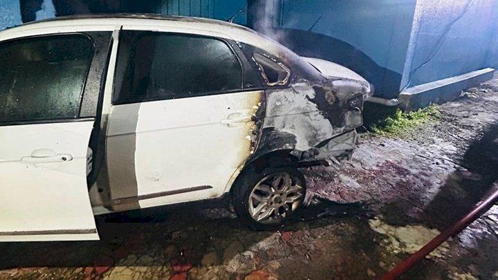 Homem é preso por incendiar carro e violar medida protetiva em Chapecó