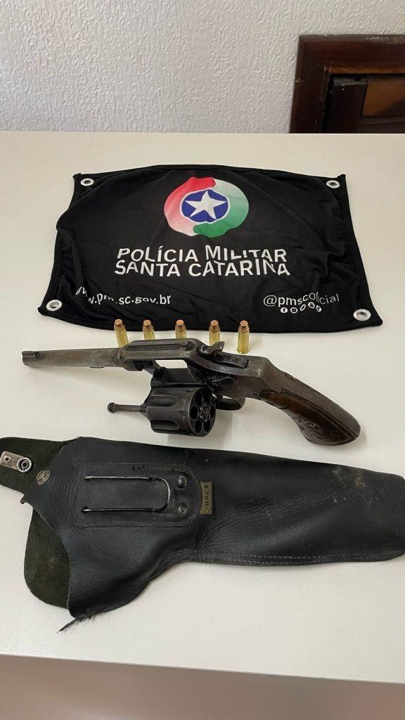 Homem é preso por porte ilegal de arma e maus-tratos a animal em Lindóia do Sul