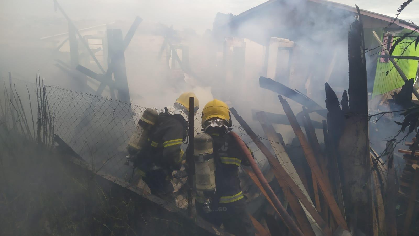 Idosa sofre queimaduras de segundo grau durante incêndio em residência