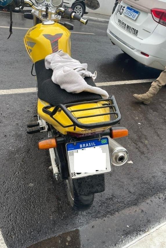 Motocicleta com placa adulterada com fita isolante é apreendida em abordagem