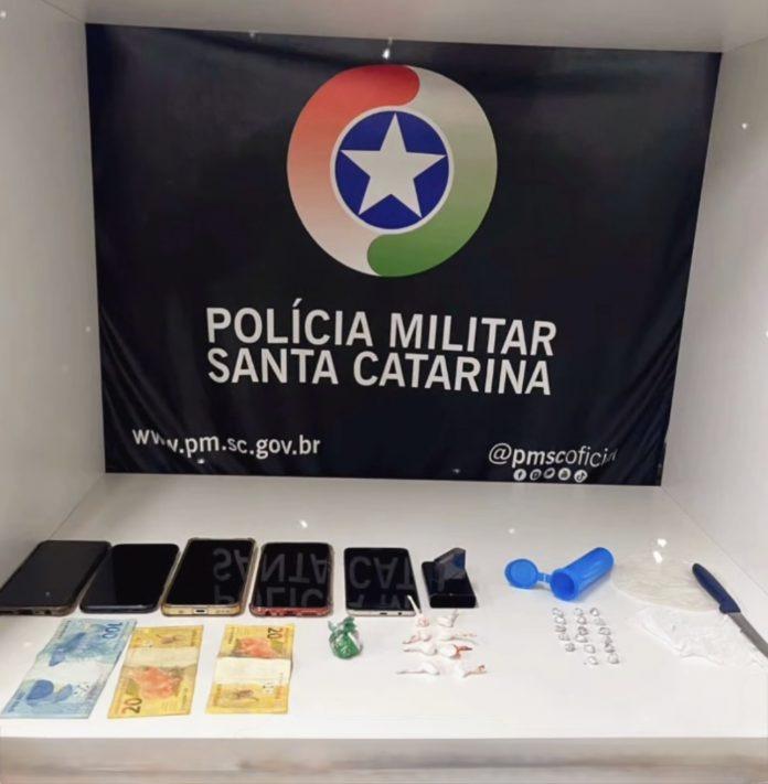 PM encaminha sete pessoas à delegacia por tráfico de drogas e corrupção de menores