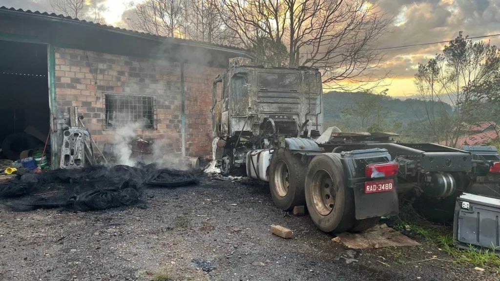 Caminhão é destruído por incêndio no interior de Itá