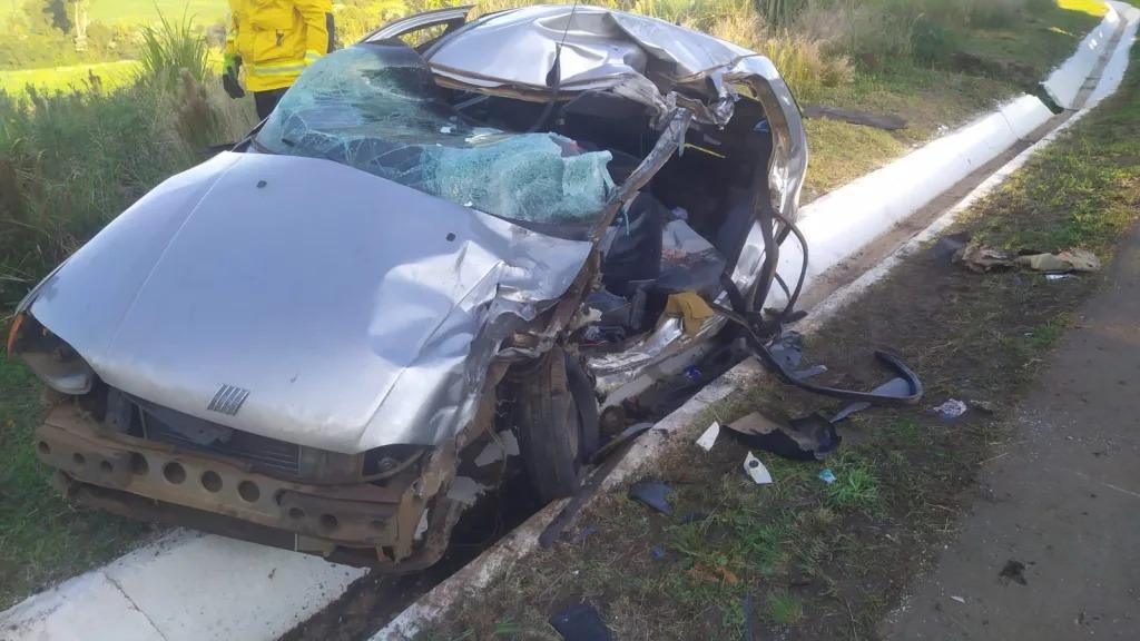 Condutor morre e duas pessoas ficam feridas em acidente entre carro e caminhão em Xanxerê