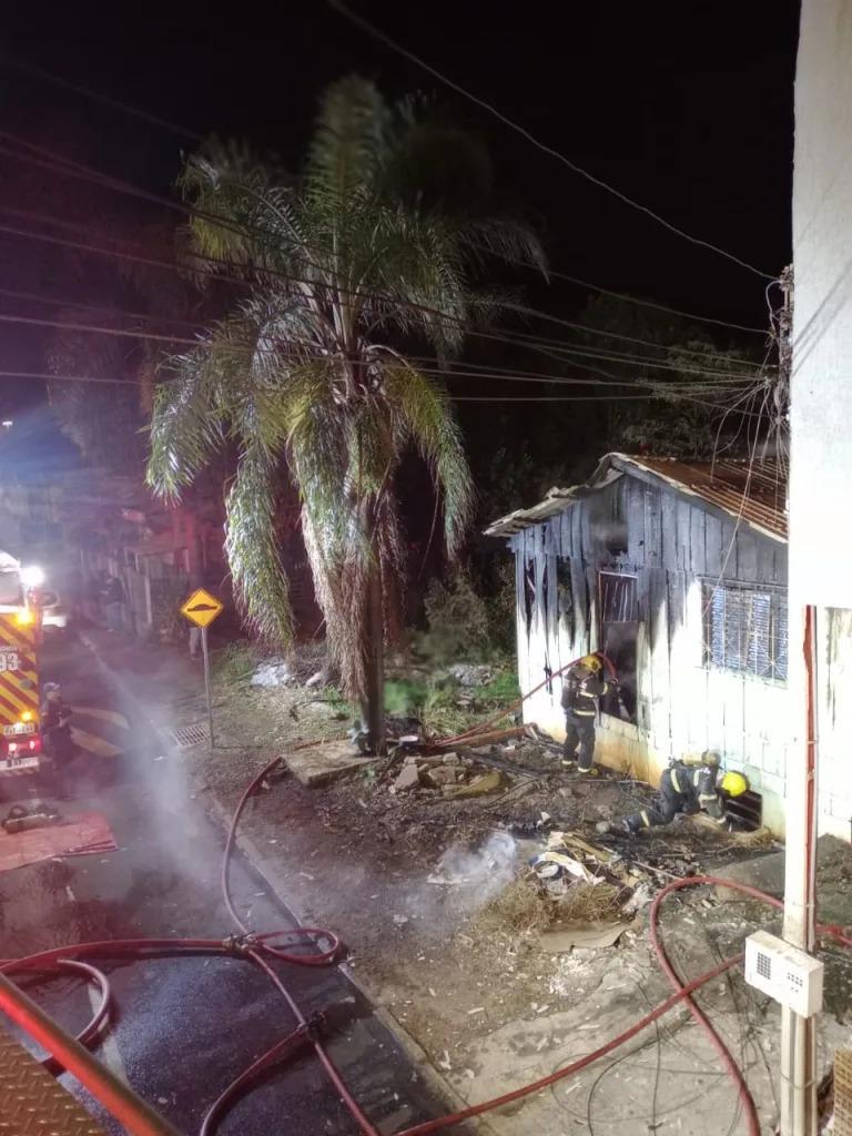 Três casas pegam fogo em menos de 10 horas em Chapecó