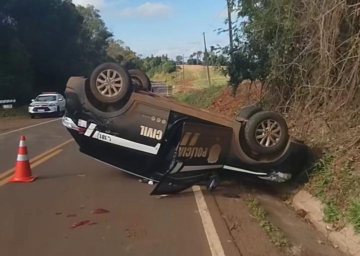 Viatura da Polícia Civil capota após colisão com caminhão no Oeste