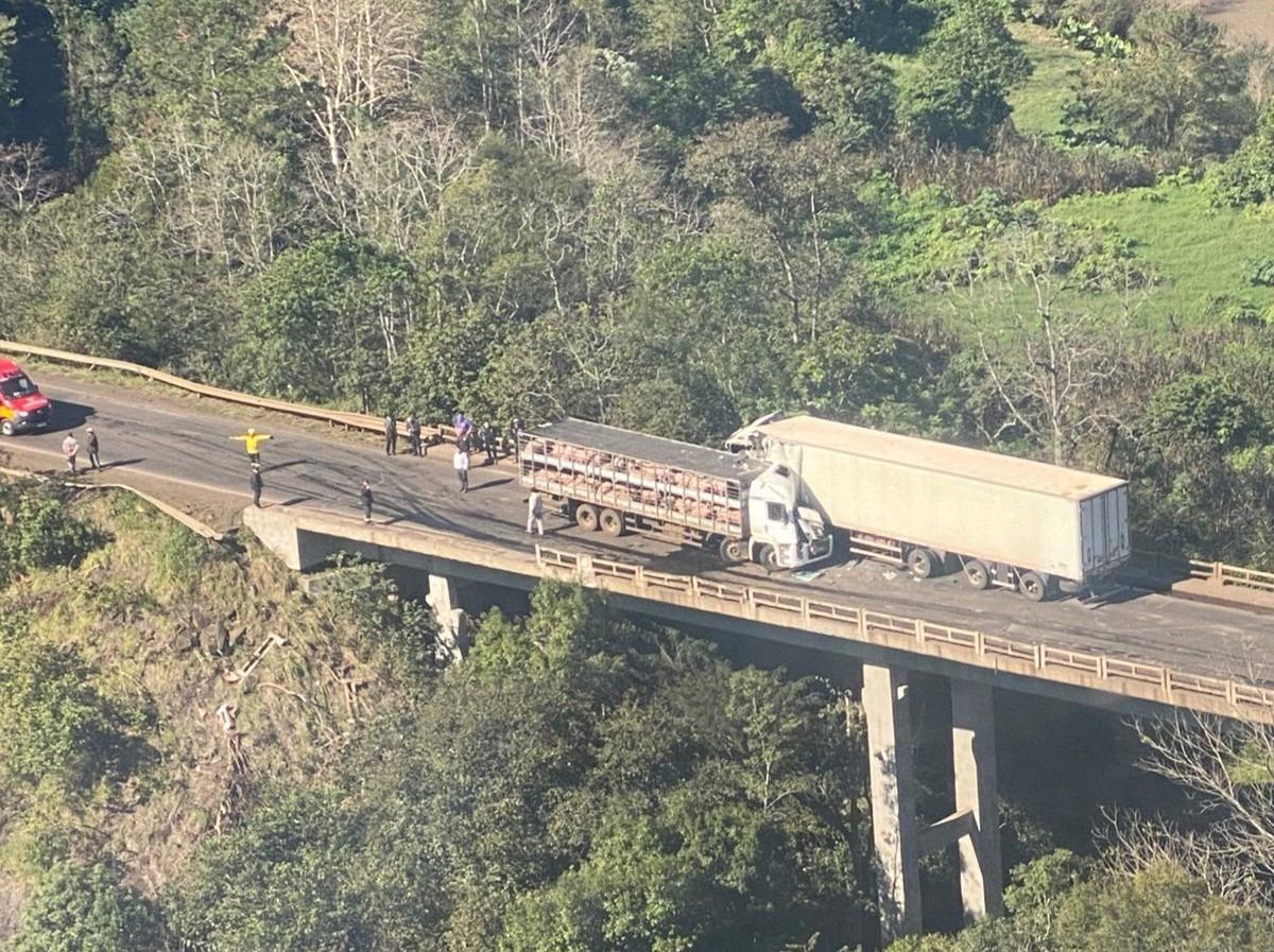 Caminhão e carreta batem de frente em cima de ponte na BR-282 em Iraceminha