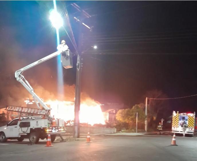 Incêndio destrói residência no centro de Irani