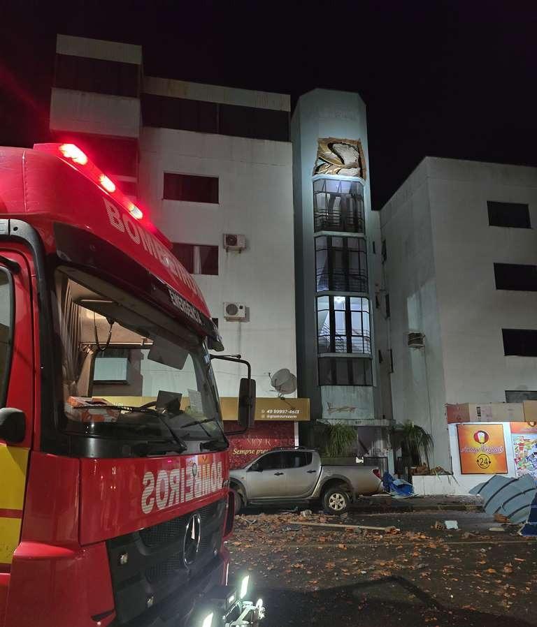 Laje com caixa d’água de prédio desaba no Centro de Xaxim