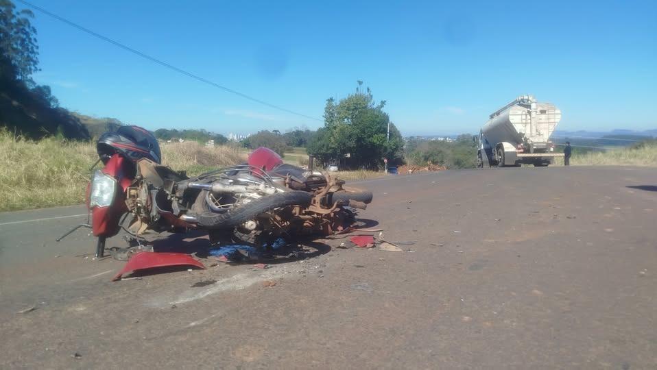 Motociclista morre ao bater contra caminhão em Pinhalzinho