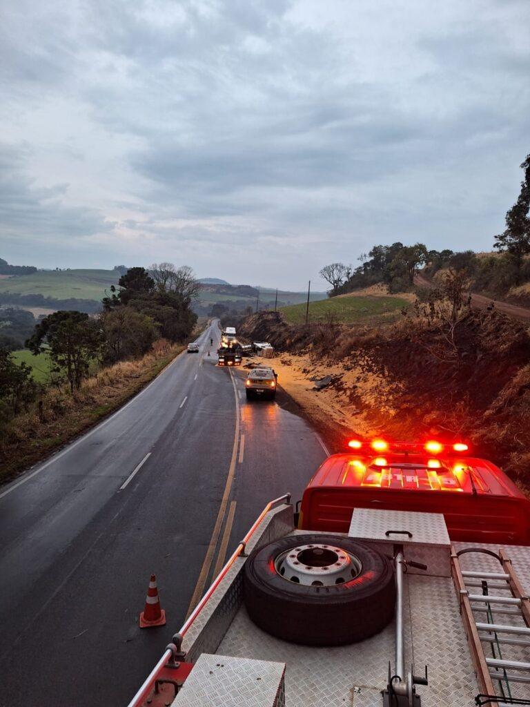 Motorista ferido em acidente com carreta que transportava milho em Bom Jesus