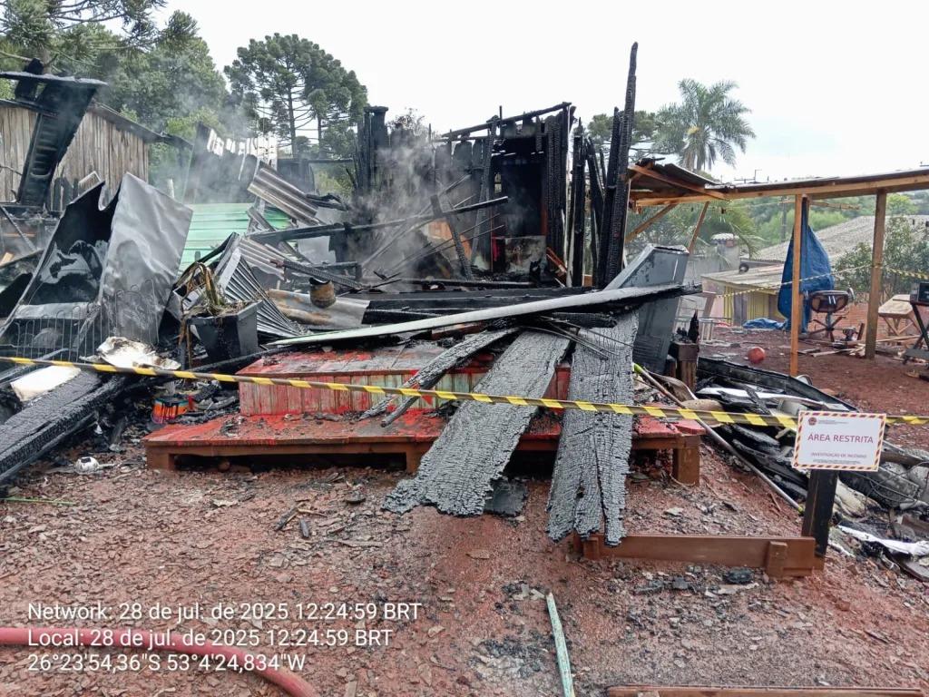 Residência é destruída por incêndio em Campo Erê
