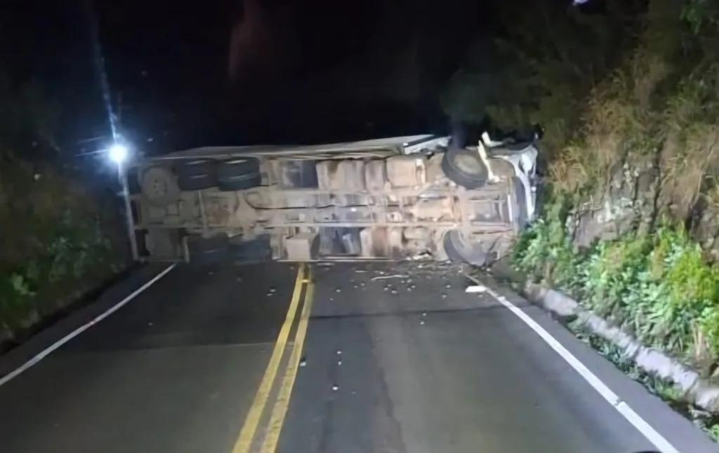 Acidente com caminhão de Seara bloqueia SC-155 entre Xavantina e Xanxerê