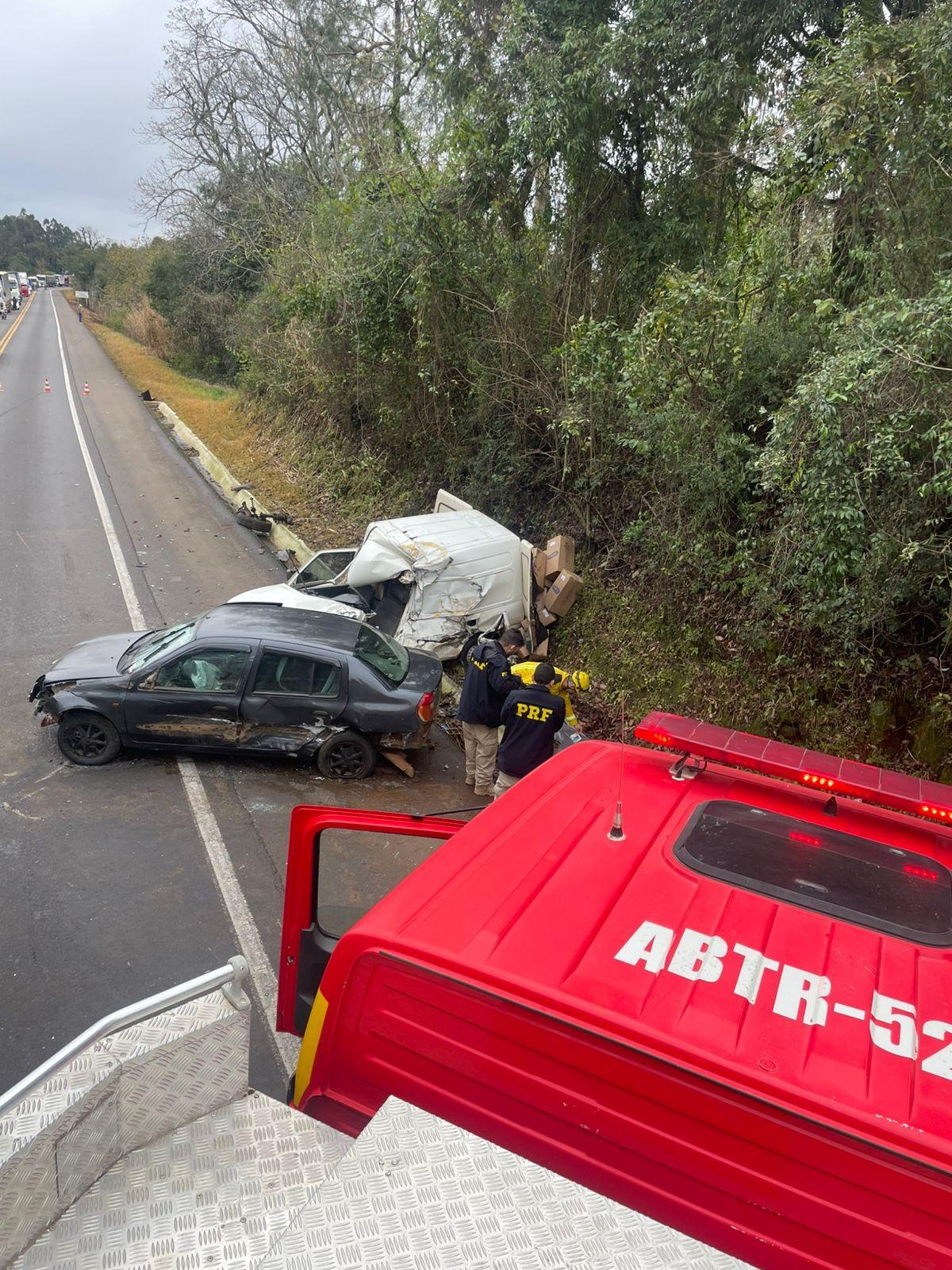 Acidente envolvendo quatro veículos deixa vítima fatal na BR-282