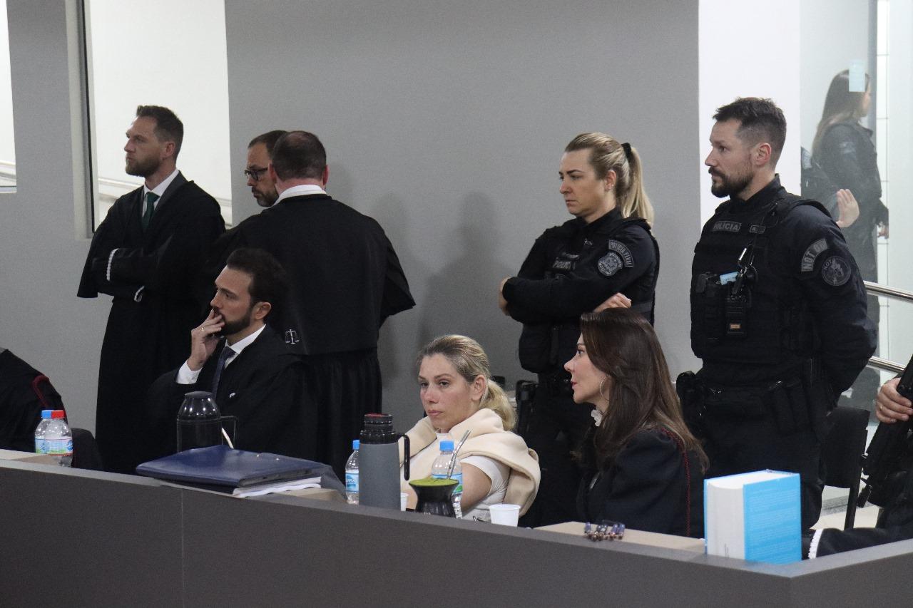 Claudia passa mal e interrompe depoimento no júri após mais de 12 horas de sessão