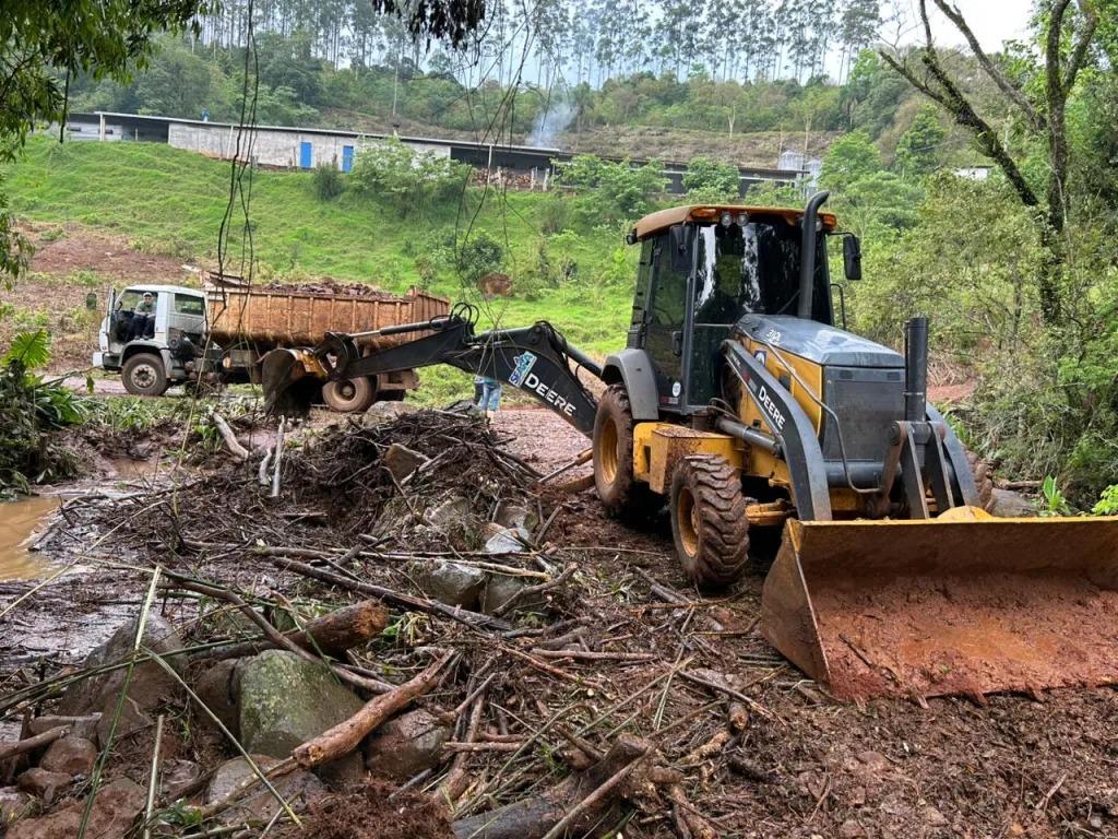Após fortes chuvas, Secretaria do Interior de Seara atua na recuperação de estradas