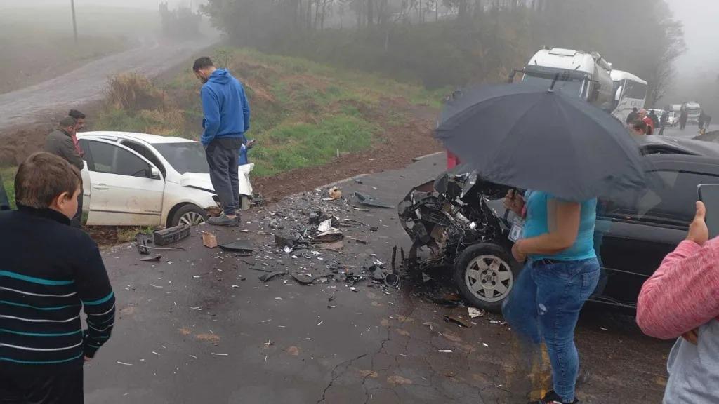 Colisão entre dois veículos interdita totalmente a SC-283 em Arvoredo
