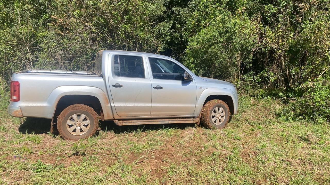 Homens armados e encapuzados rendem família e fogem com caminhonetes em Vargem Bonita