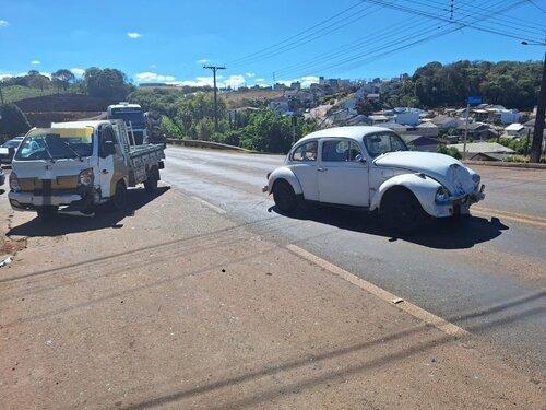 Idoso fica ferido em colisão entre Fusca e caminhonete na SC-480 em Xanxerê