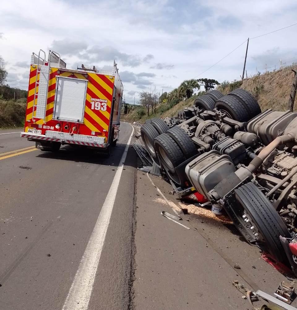 Motorista de carreta morre em capotamento na BR-282