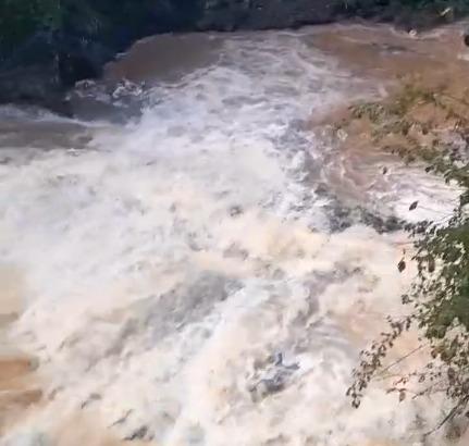 Mulher cai de ponte de madeira e é socorrida pelos Bombeiros Militares no interior de Seara