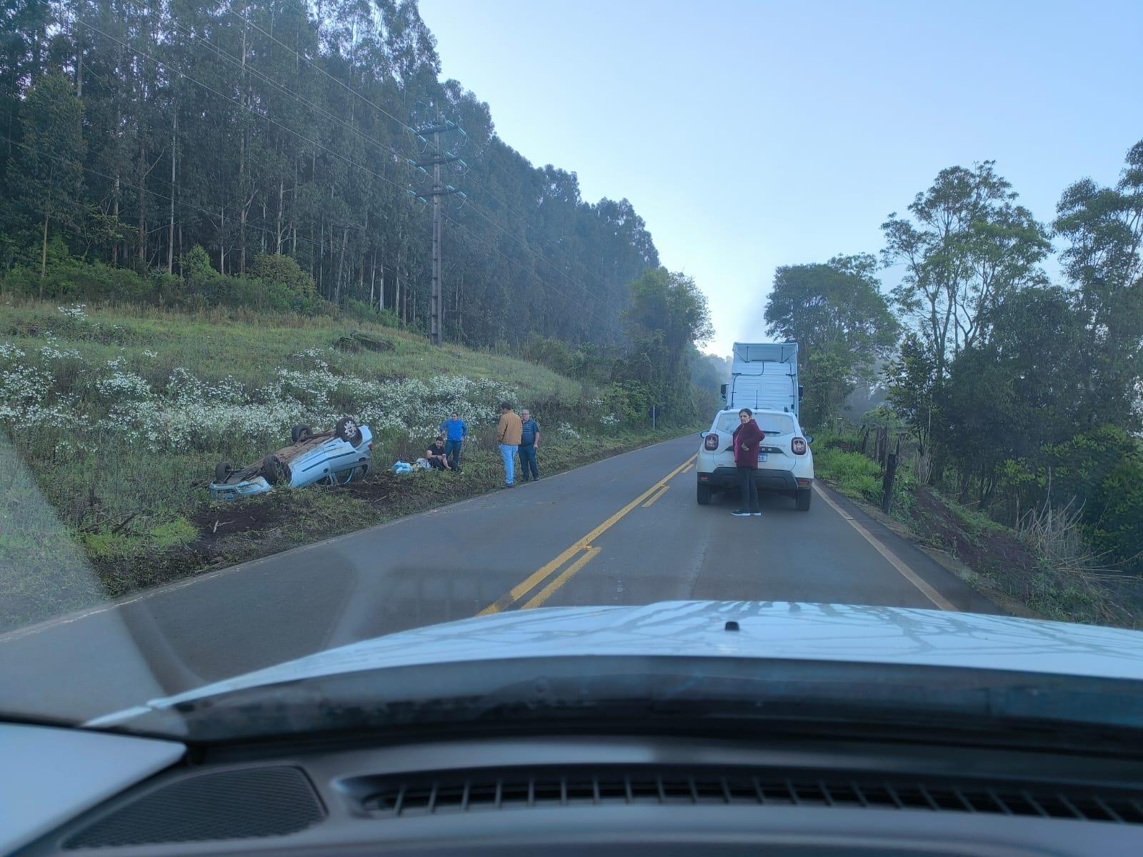 Saída de pista e capotamento de veículo na SC 155, em Xavantina