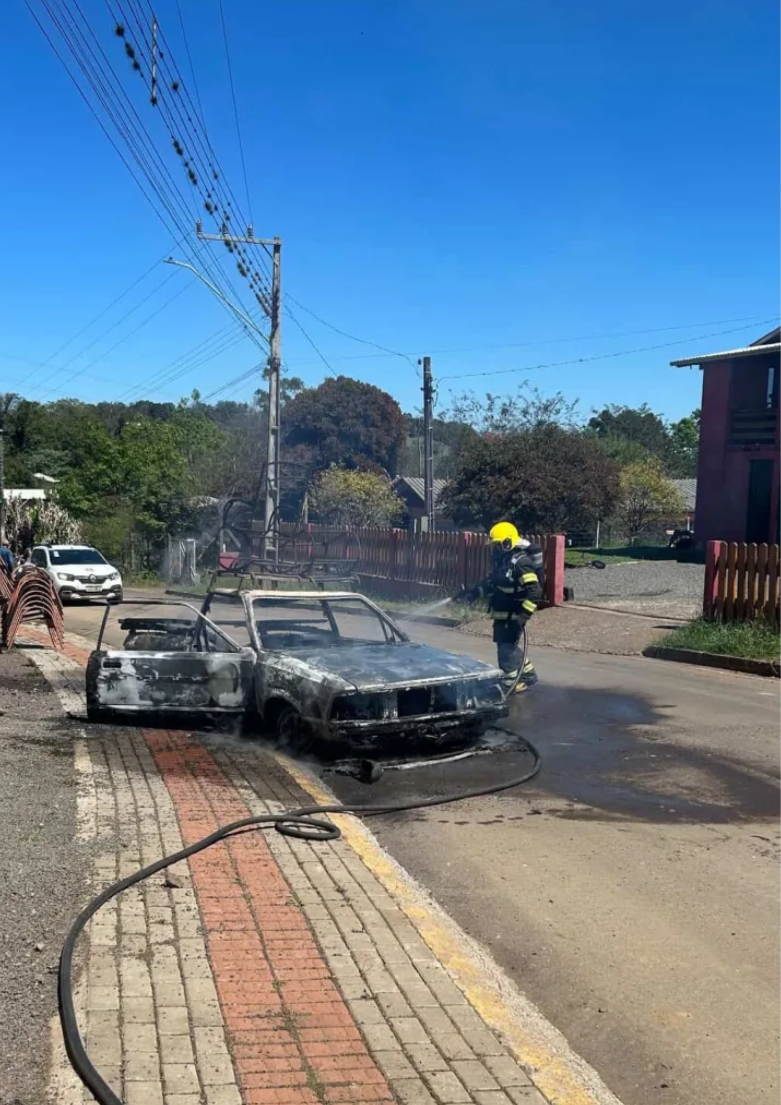Veículo é destruído por incêndio no interior de Xavantina