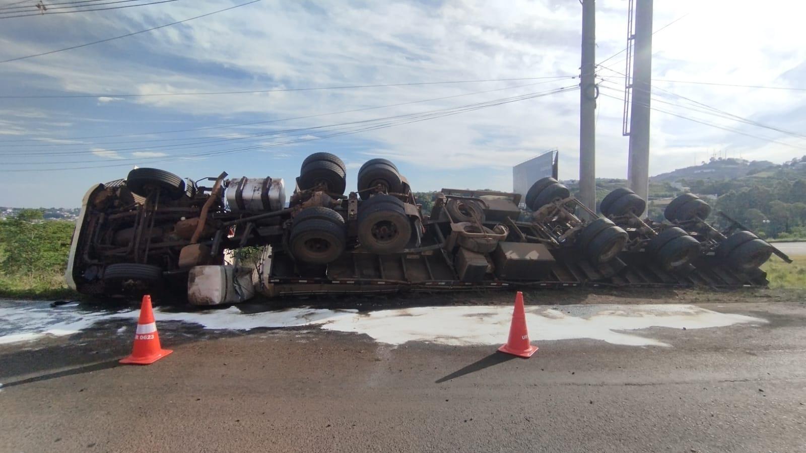 Carreta carregada com leite tomba no Contorno Norte em Concórdia
