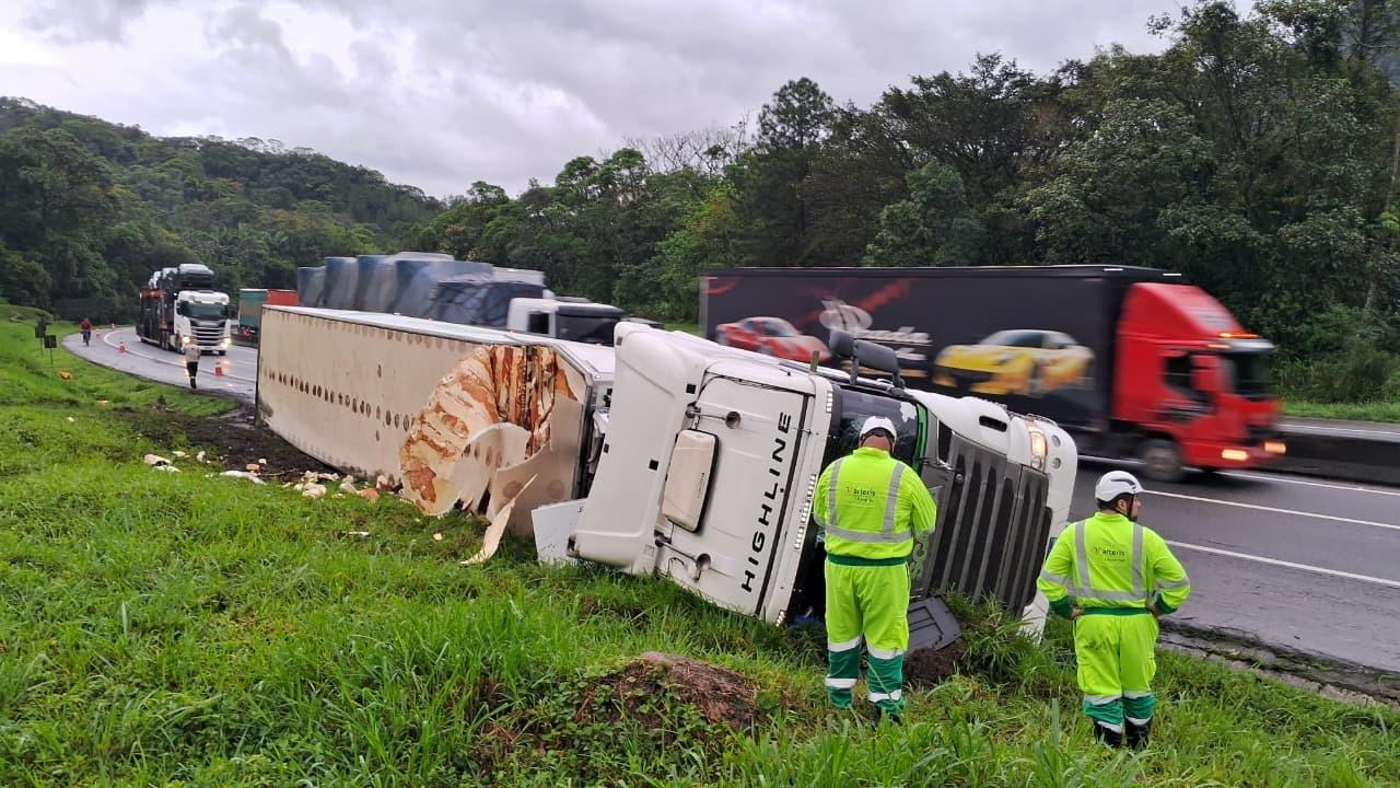 Carreta de empresa de Concórdia tomba no Panará e motorista morre no local