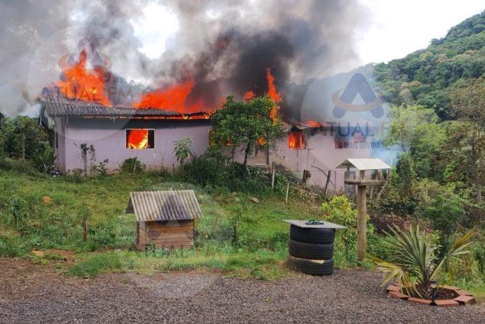 Casa totalmente destruída por incêndio no interior de Arabutã