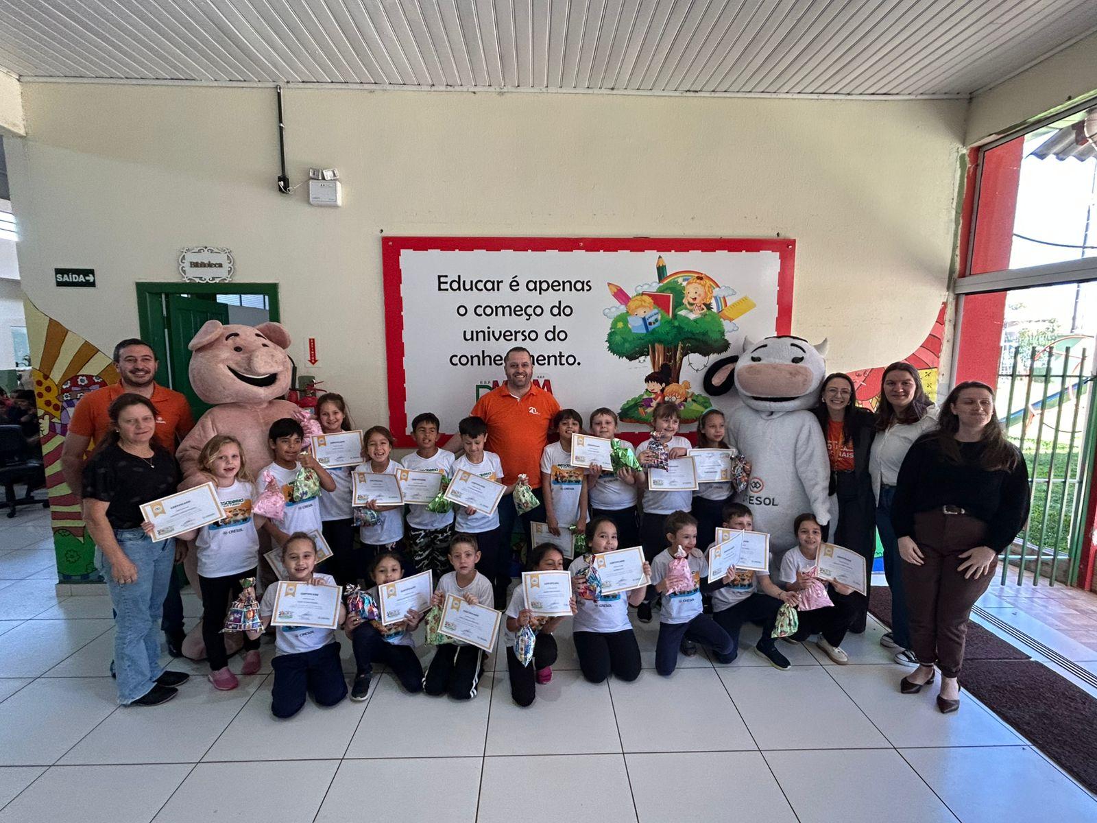Cresol Interação forma alunos do Projeto Mesadinha e sua Turma