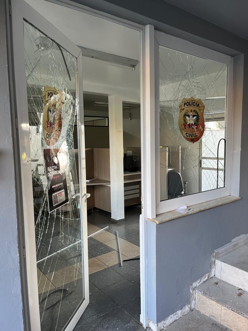 Jovem de 19 anos é preso em flagrante após depredar delegacia em Xanxerê