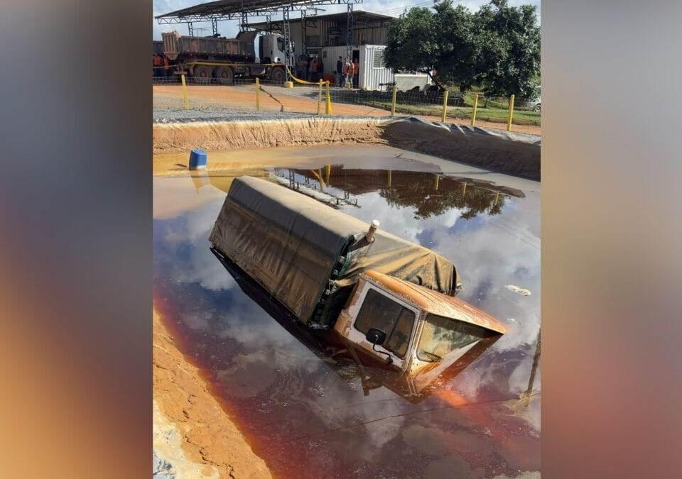 Jovem morre ao cair com caminhão dentro de tanque de resíduos em SC
