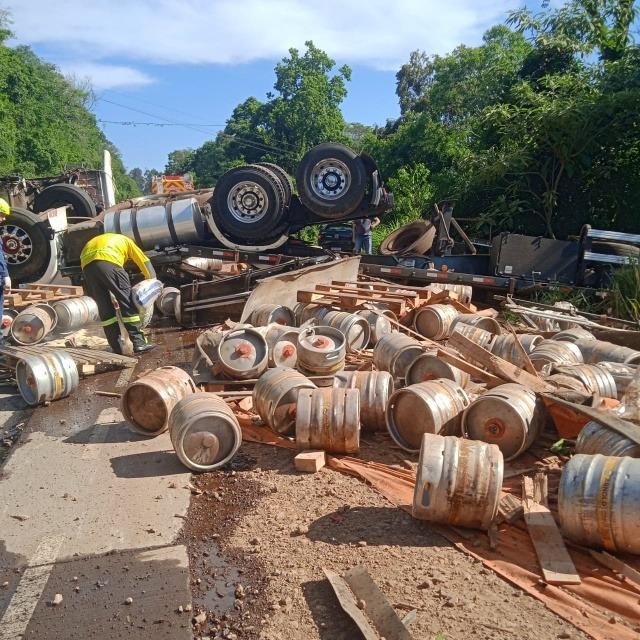 Motorista é socorrido em estado grave após acidente na BR-163